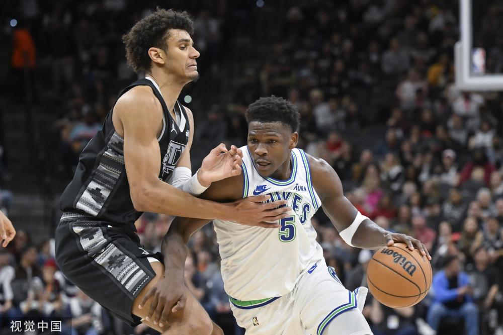 了她自己和 了她自己和